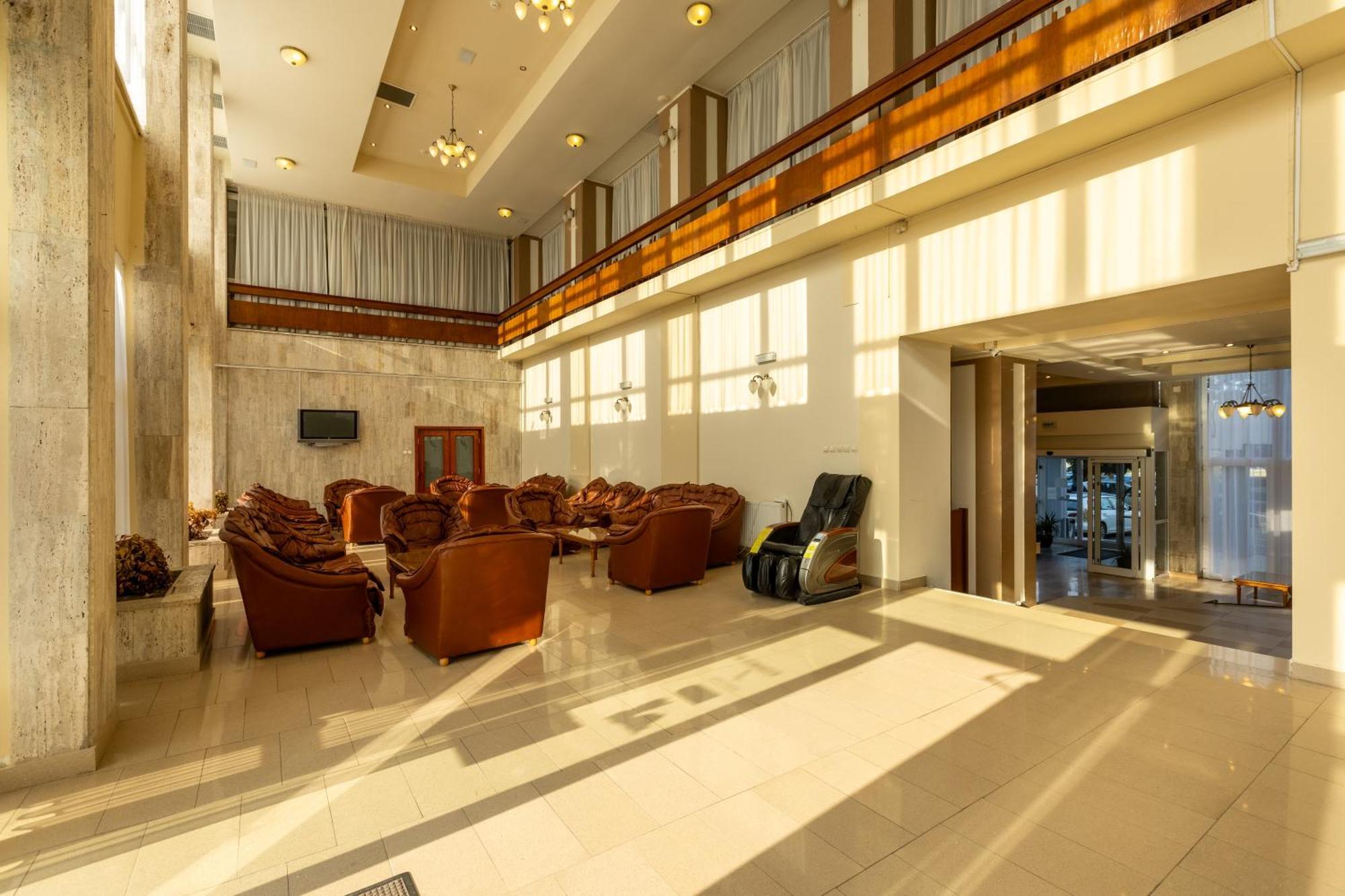 Hotel Comandor Мамая Екстериор снимка