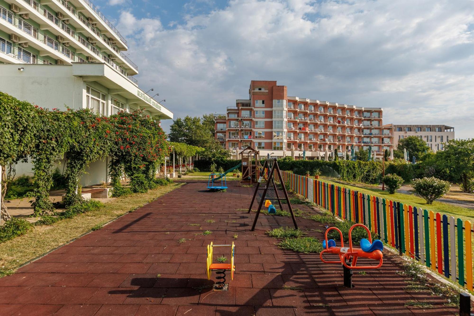 Hotel Comandor Мамая Екстериор снимка